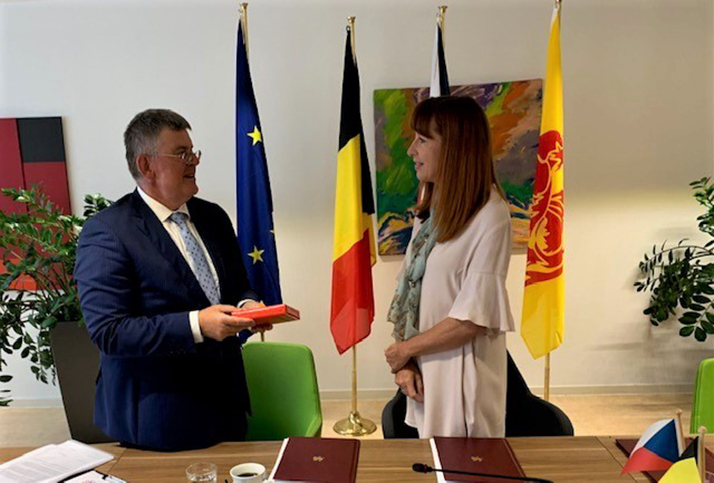 SE M. Pavel Klucký, Ambassadeur de la République tchèque à Bruxelles, et Mme Pascale Delcomminette, Administratrice générale de WBI, ont signé un cadre de travail entre la République tchèque et Wallonie-Bruxelles