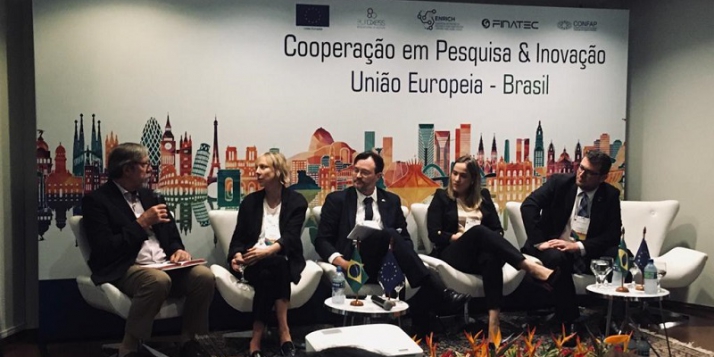 Julie Dumont animant une rencontre entre représentants européens et brésiliens de la recherche et de l'innovation Julie Dumont animant une rencontre entre représentants européens et brésiliens de la recherche et de l'innovation