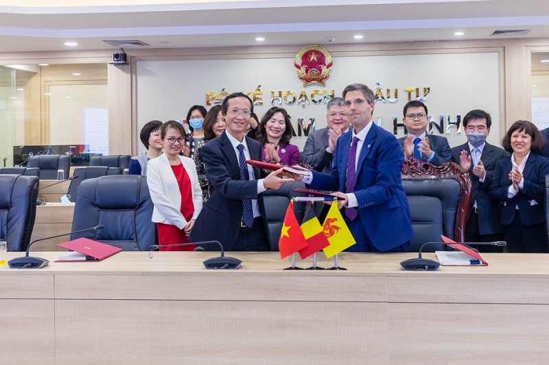 11ème CMP entre le Vietnam et Wallonie-Bruxelles en présence de Monsieur Pham Hoang Mai, Directeur général du Département des Relations économiques extérieures du MPI et M. Nicolas Dervaux, Représentant des gouvernements de la Fédération Wallonie-Bruxelles et de la Wallonie au Vietnam