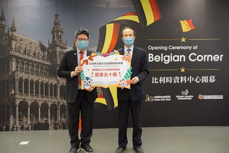 Inauguration du Belgian Corner de livres à Taïwan - Dr Liu Chiu-Ching et Philippe Tzou (c) WBI Inauguration du Belgian Corner de livres à Taïwan - Dr Liu Chiu-Ching et Philippe Tzou (c) WBI