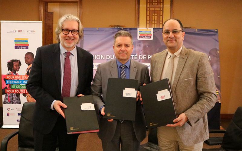 M. Geoffroi Montpetit, Administrateur de l’OIF, Alain Verhaagen pour l'APEFE et le Prof. Slim Khalbous, Recteur de l’Agence Universitaire de la Francophonie. M. Geoffroi Montpetit, Administrateur de l’OIF, Alain Verhaagen pour l'APEFE et le Prof. Slim Khalbous, Recteur de l’Agence Universitaire de la Francophonie.