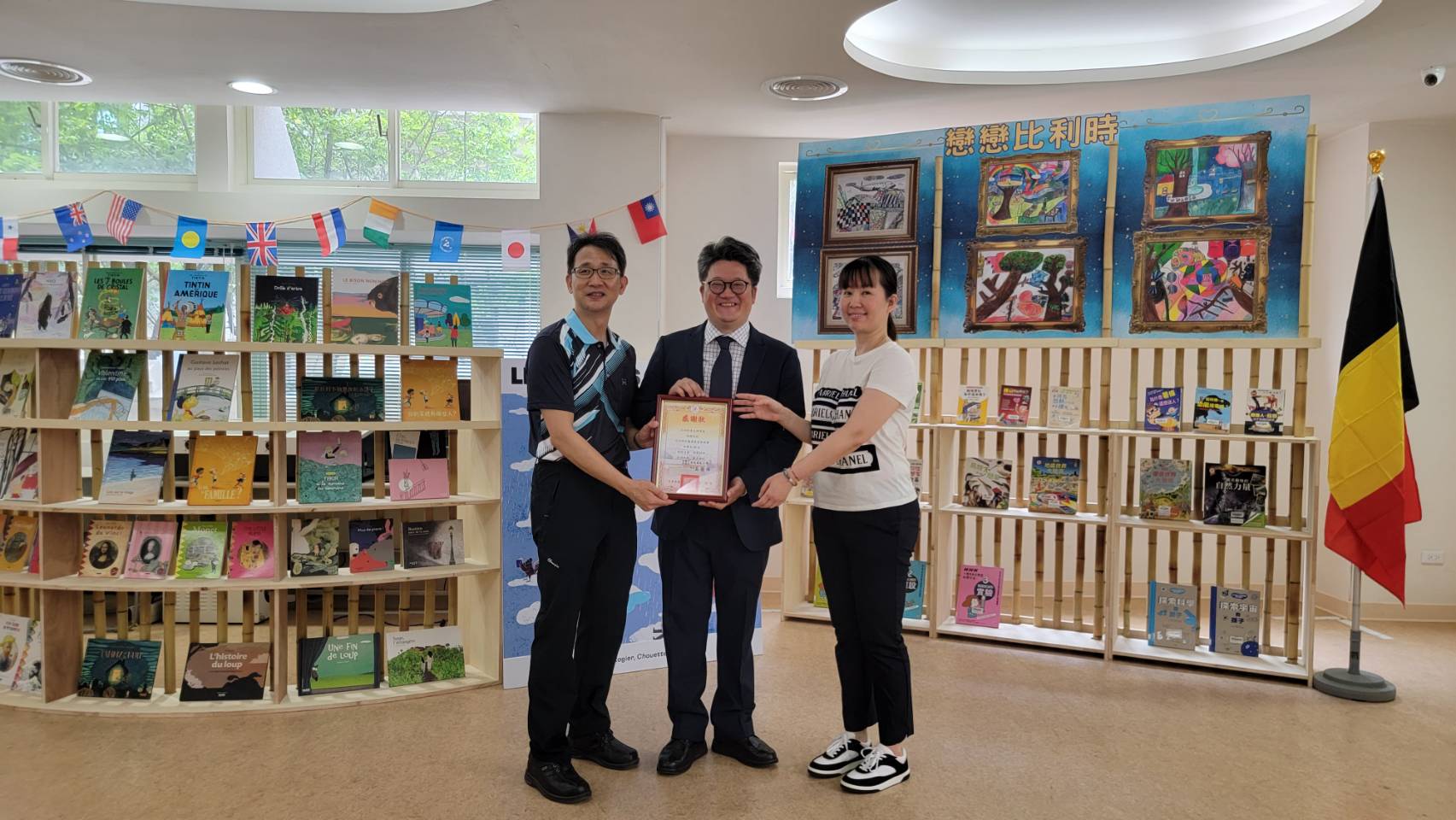 Philippe Tzou, représentant de Wallonie-Bruxelles à Taiwan, entouré du proviseur et de la présidente de l'association de parentes de l'école de Taoyuan Philippe Tzou, représentant de Wallonie-Bruxelles à Taiwan, entouré du proviseur et de la présidente de l'association de parentes de l'école de Taoyuan