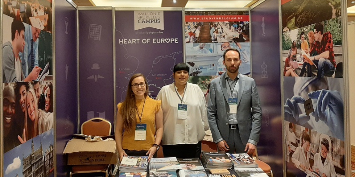 Elodie Meunier tenant le stand de Wallonie-Bruxelles Campus avec ses collègues lors d'un salon étudiant Elodie Meunier tenant le stand de Wallonie-Bruxelles Campus avec ses collègues lors d'un salon étudiant