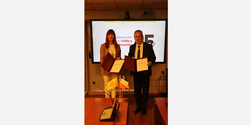 Signature de la 7e CMP entre WallonieBruxelles et le Chili 2023-2025, en décembre 2022 © DGWB Chili et partenaires Signature de la 7e CMP entre WallonieBruxelles et le Chili 2023-2025, en décembre 2022 © DGWB Chili et partenaires