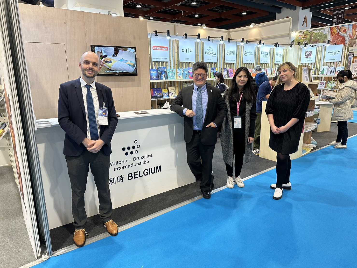 Philippe Tzou, Marine Schneider, illustratrice et Marie-Eve Tossani, du département Lettres et Livres de WBI sur le stand de WBI à la Foire du livre de Taipei