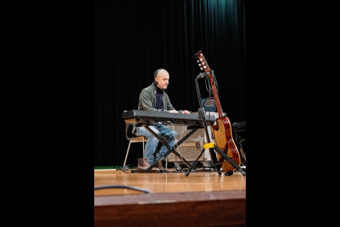 Le musicien belge Pierre Hujoel se produisant au piano lors de la soirée de lancement de la Francophonie 2026 à Taipei