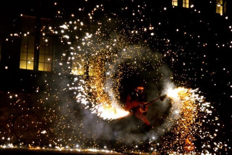 Spectacle de feu lors des Fêtes Historiques du Festin de Lessines © Bzzz