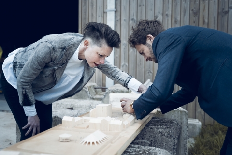 Photo des 2 architectes autour d'une maquette