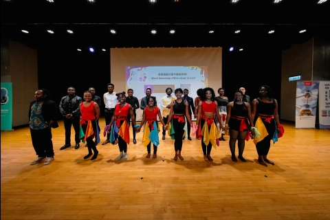 une troupe de danse et de chanteurs amateurs haitiens (Association des Ressortissants haitiens à Taiwan) en concert lors de la soirée de lancement des célébrations de la Francophonie 2026 à Taïwan