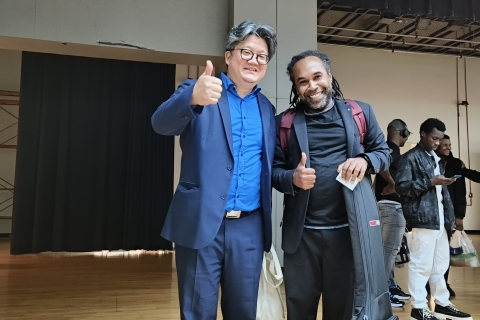 Le chanteur réunionnais Mounawar et Philippe Tzou lors de la soirée de lancement des célébrations de la Francophonie 2026 au Taipei Performance Hall