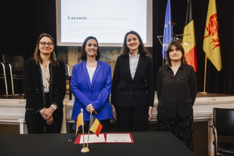 Signature d’un accord entre la Fédération Wallonie-Bruxelles, représentée par sa Ministre-Présidente Elisabeth Degryse, et le Fonds européen d’investissement, représenté par Georgiana Buturoiu, en présence de Jessica Larsson représentant la Commission Européenne ©️ J. Van Belle - WBI