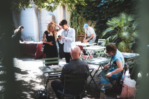Rencontre professionnelle "Au bord de l'aube" aux rencontres de la photographie d'Arles ©️ J. Van Belle - WBI Rencontre professionnelle "Au bord de l'aube" aux rencontres de la photographie d'Arles ©️ J. Van Belle - WBI