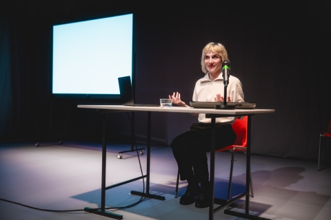 "Ouverture des hostilités - Contribution théâtrale à la destruction du système capitaliste" par Marie Devroux ©️ J. Van Belle - WBI "Ouverture des hostilités - Contribution théâtrale à la destruction du système capitaliste" par Marie Devroux ©️ J. Van Belle - WBI