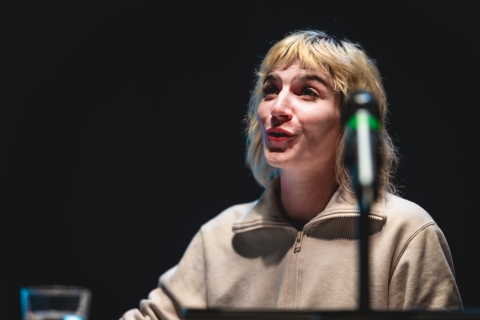 "Ouverture des hostilités - Contribution théâtrale à la destruction du système capitaliste" par Marie Devroux ©️ J. Van Belle - WBI "Ouverture des hostilités - Contribution théâtrale à la destruction du système capitaliste" par Marie Devroux ©️ J. Van Belle - WBI
