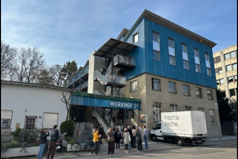 A Zürich, le projet Grübenstrasse a notamment permis de conserver et de surélever le bâtiment d’une ancienne briqueterie pour désormais y héberger différents types d’occupants: ateliers et bureaux. Les architectes ont notamment utilisé des matériaux de réemploi. © Christian Du Brulle