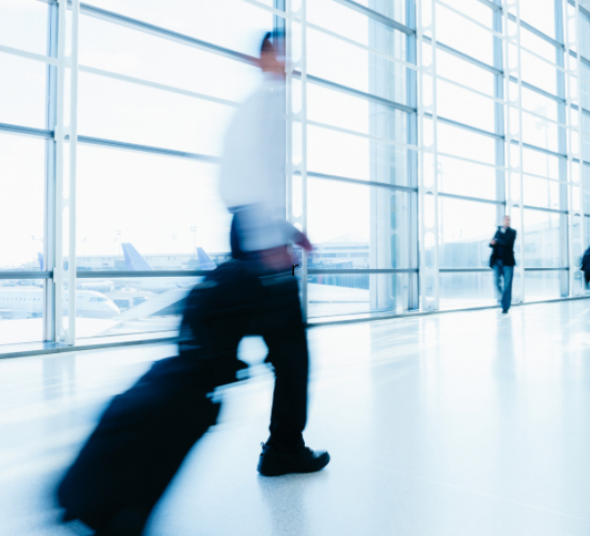Homme avec une valise dans un aéroport - copyright canva
