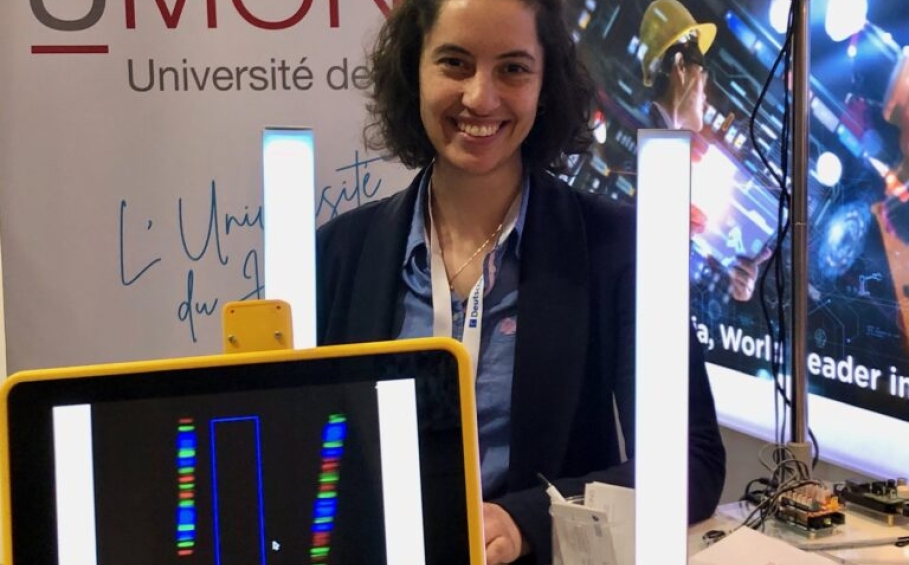 Sur la tablette à l’avant plan, on observe la signature en codes-barres colorés des deux colonnes de leds « blanches » disposées de part et d’autre de la chercheuse Véronique Georlette (UMons) © Christian Du Brulle
