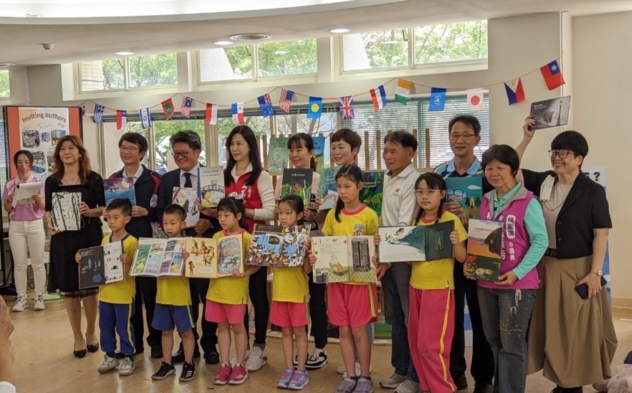 Les instituteurs et le directeur de l'école de Taoyuan