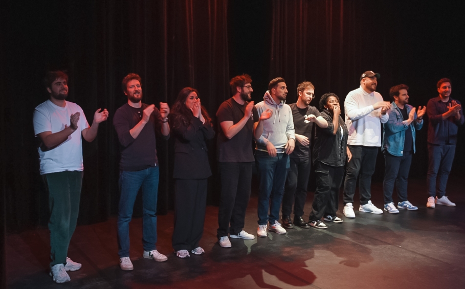 Les dix humoristes rassemblés sur la scène du Centre Wallonie-Bruxelles de Paris © E. Meunier - WBI