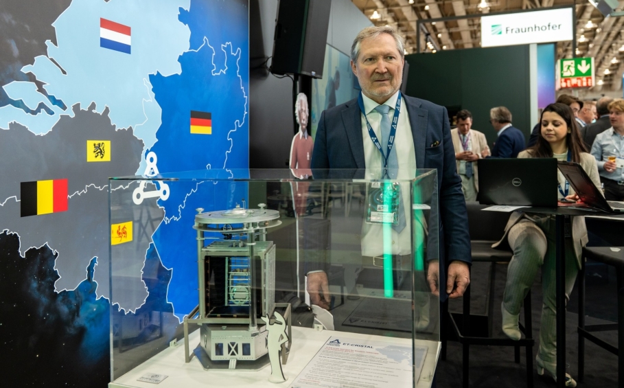 Michel Stassart présente la maquette ET Cristal à l'Hanovermesse en Allemagne © E. Meunier - WBI