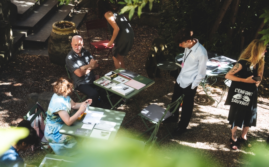 Rencontre professionnelle "Au bord de l'aube" aux rencontres de la photographie d'Arles ©️ J. Van Belle - WBI