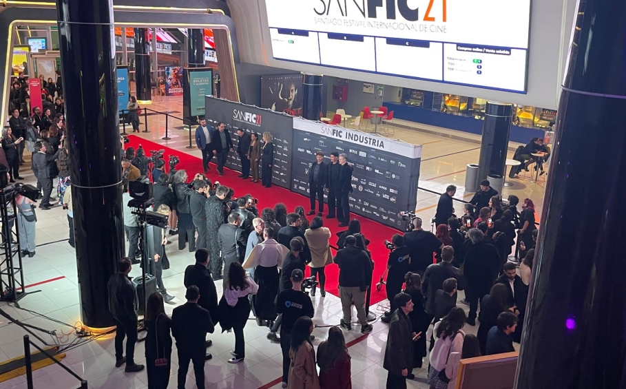 Tapis rouge le jour de l’inauguration du festival SANFIC 2025 (c) RWB Chili