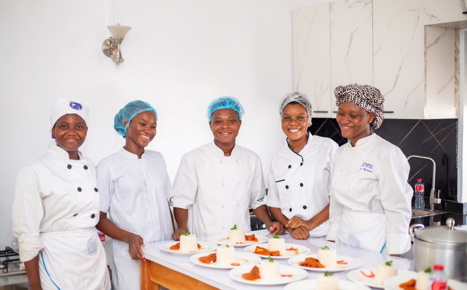 Photo de la formation des apprenants de l'ESMATH Bénin aux pratiques pédagogiques innovantes dans le secteur du tourisme et hôtellerie