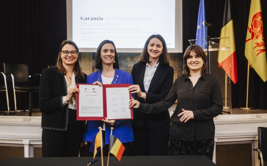 Photo de la signature d’un accord entre la Fédération Wallonie-Bruxelles, représentée par sa Ministre-Présidente Elisabeth Degryse, et le Fonds européen d’investissement, représenté par Georgiana Buturoiu, en présence de Jessica Larsson représentant la Commission Européenne