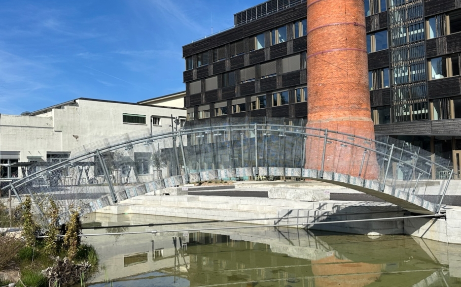 Photo d'une passerelle en béton de réemploi d’une portée de 10 mètres, réalisée par l’Ecole polytechnique fédérale de Lausanne, visible sur le site de la bluefactory à Fribourg © Christian Du Brulle