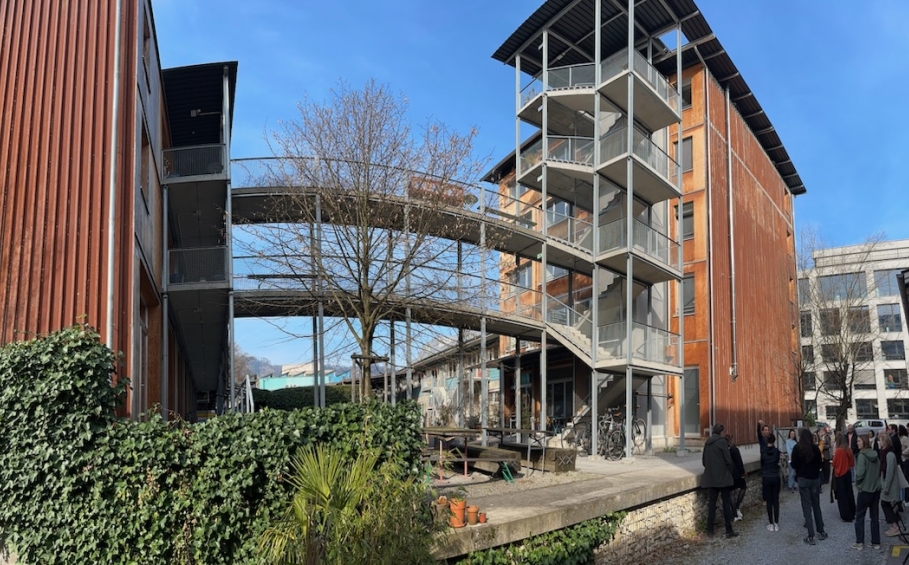 Photo du projet Grübenstrasse, à Zurich, qui consiste en la transformation et en l’extension d’un ancien bâtiment industriel © Christian Du Brulle