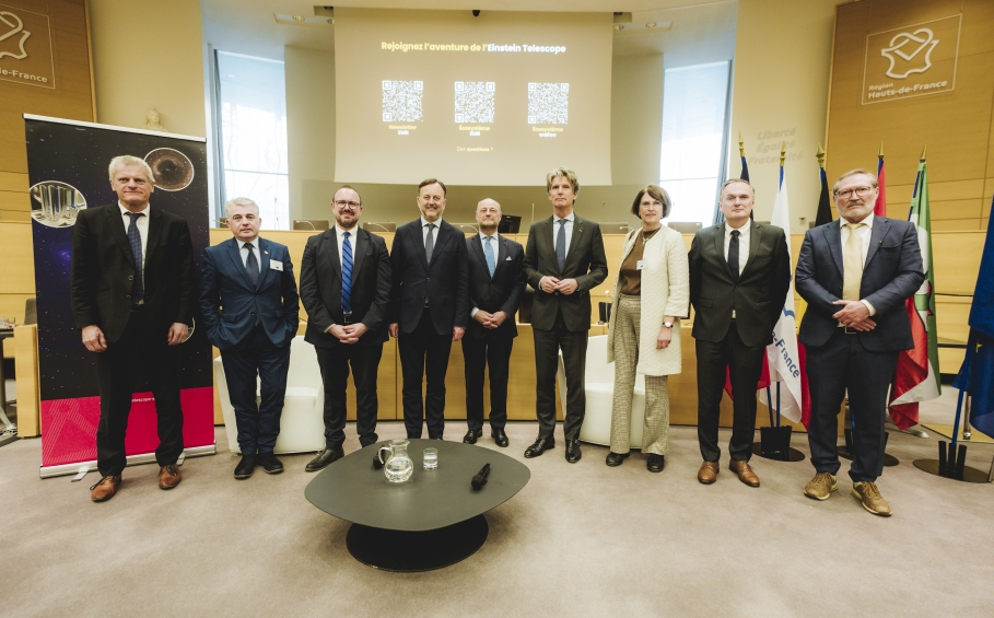 Photos des représentants wallons et des Hauts-de-France lors de la présentation du projet du Télescope Einstein à Lille