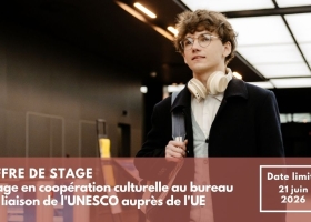 Photo d'un stagiaire dans un couloir