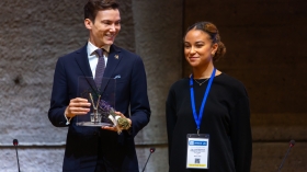 Martin Ouaklani et une étudiante au Prix UNESCO-France Télé (c) UNESCO - Fabrice Gentile Martin Ouaklani et une étudiante au Prix UNESCO-France Télé (c) UNESCO - Fabrice Gentile