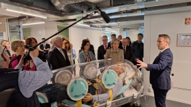 L'Epishuttle, la civière ergonomique équipée d'une coque en plastique transparente pour isoler les patients infectieux © A. Franchimont - WBI