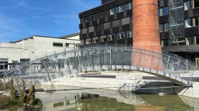 Photo d'une passerelle en béton de réemploi d’une portée de 10 mètres, réalisée par l’Ecole polytechnique fédérale de Lausanne, visible sur le site de la bluefactory à Fribourg © Christian Du Brulle