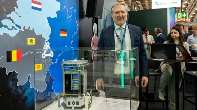 Michel Stassart présente la maquette ET Cristal à l'Hanovermesse en Allemagne © E. Meunier - WBI