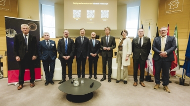 Photos des représentants wallons et des Hauts-de-France lors de la présentation du projet du Télescope Einstein à Lille