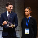 Martin Ouaklani et une étudiante au Prix UNESCO-France Télé (c) UNESCO - Fabrice Gentile Martin Ouaklani et une étudiante au Prix UNESCO-France Télé (c) UNESCO - Fabrice Gentile