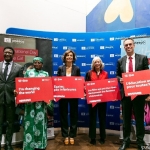 L’ambassadrice du Nigéria, la Directrice Générale de l’UNESCO, la Sous-Directrice Générale de l’UNESCO et le Délégué général adjoint DGWB Paris soutiennent l’exposition « Portraits d’artisans du changement », 11 octobre 2022 © UNESCO Gentile L’ambassadrice du Nigéria, la Directrice Générale de l’UNESCO, la Sous-Directrice Générale de l’UNESCO et le Délégué général adjoint DGWB Paris soutiennent l’exposition « Portraits d’artisans du changement », 11 octobre 2022 © UNESCO Gentile