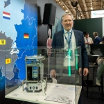 Michel Stassart présente la maquette ET Cristal à l'Hanovermesse en Allemagne © E. Meunier - WBI